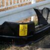 路上に放置された外れたバンパー