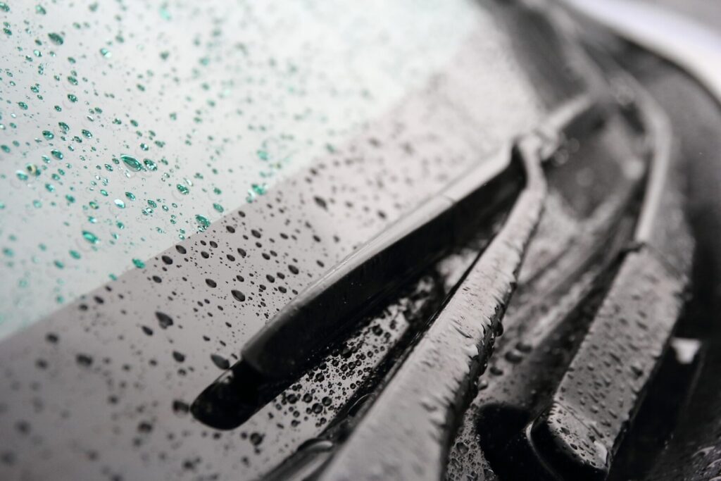フロントガラスとワイパーに雨が降っている