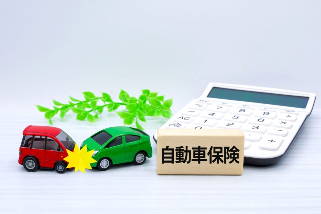 保険の看板と電卓