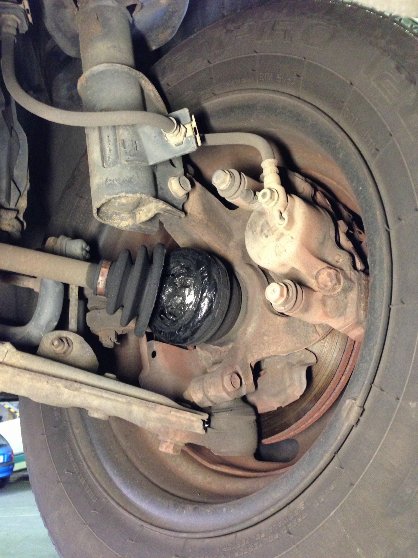 破れたドライブシャフトブーツ