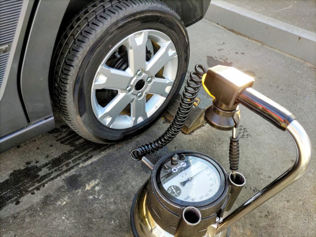 タイヤにエアーポンプで空気を入れる