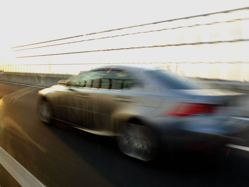 加速する自動車