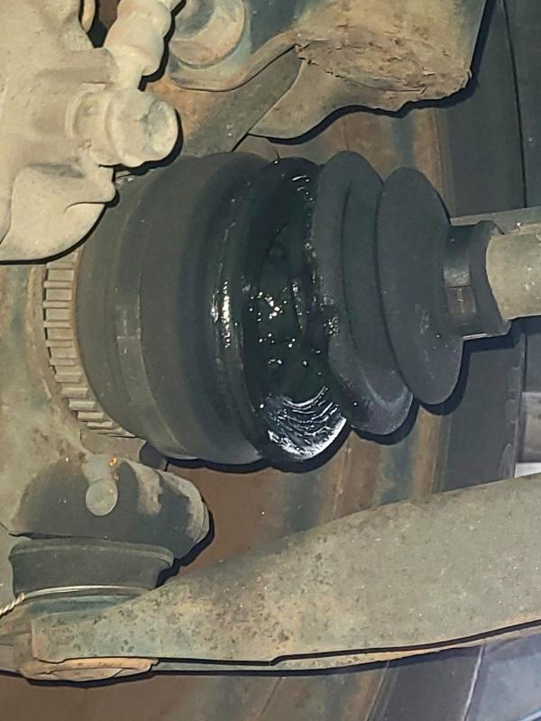 ドライブシャフトブーツが破れてグリスが飛び散った状態