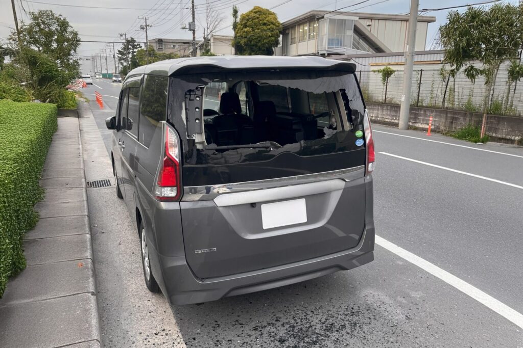 車上荒らしにリアガラスを割られた車