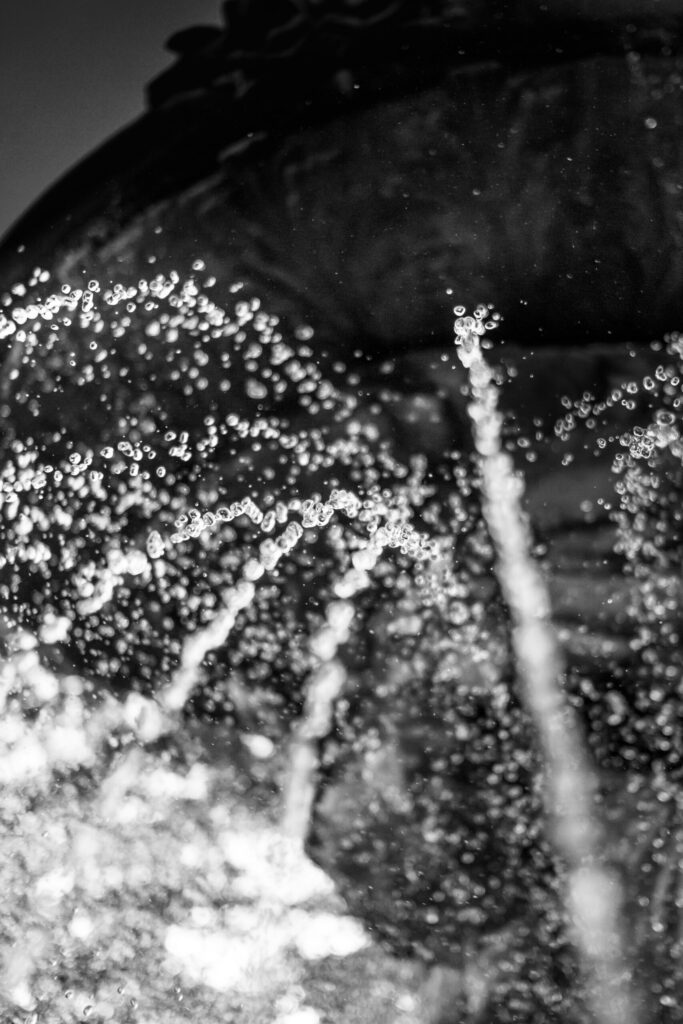 勢い良く水が飛ぶウインドウォッシャーノズル