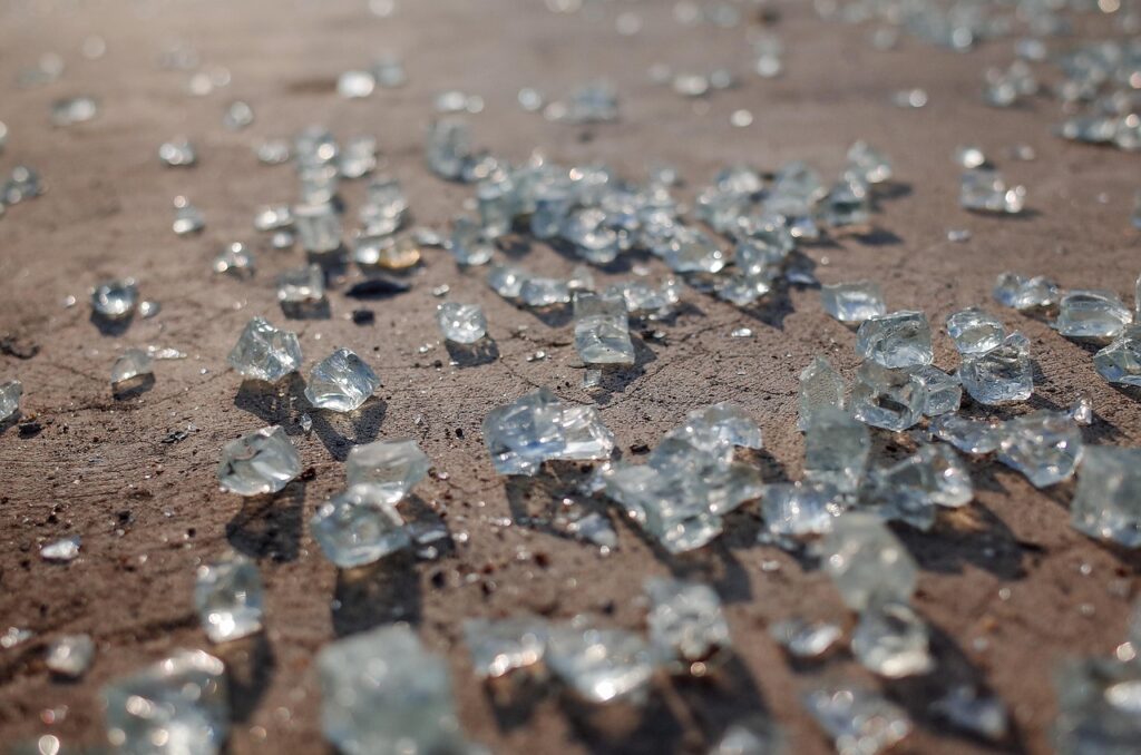 リアガラスが割れて地面に破片が飛び散っている