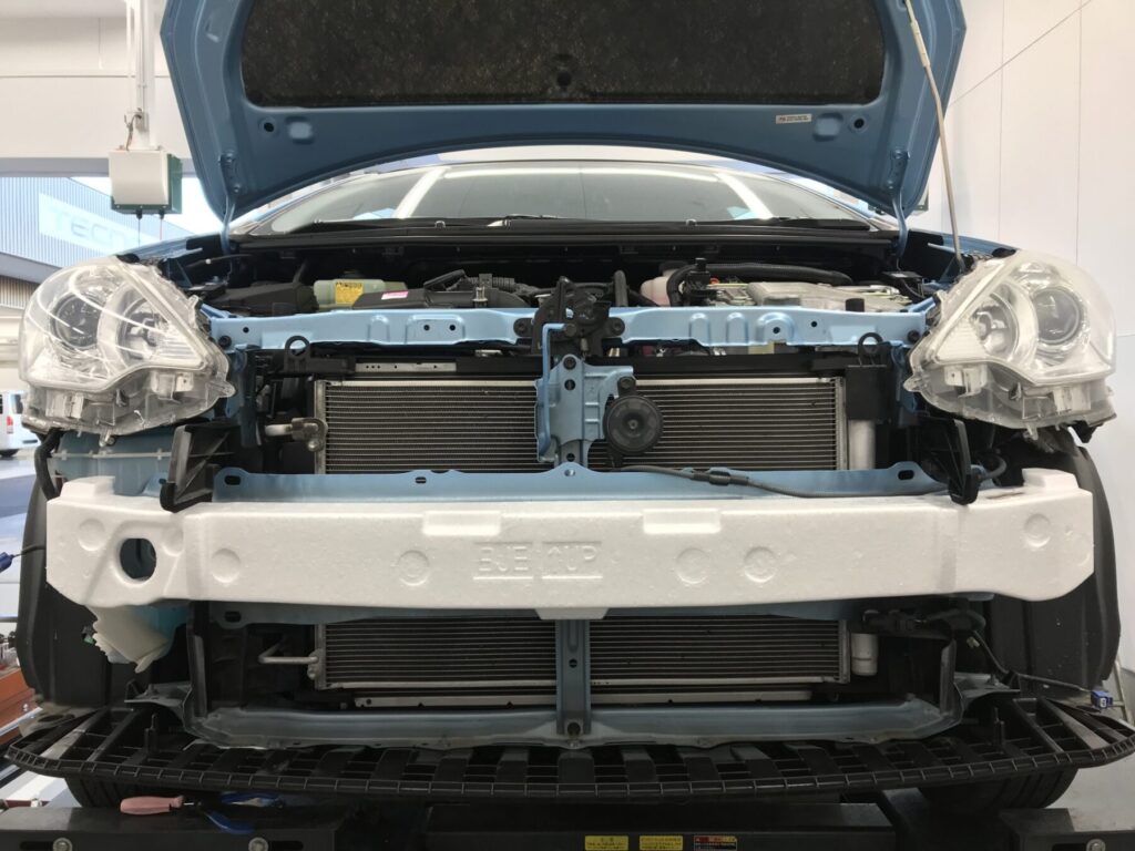 車のバンパーを外して新品のラジエターを取り付けたところ