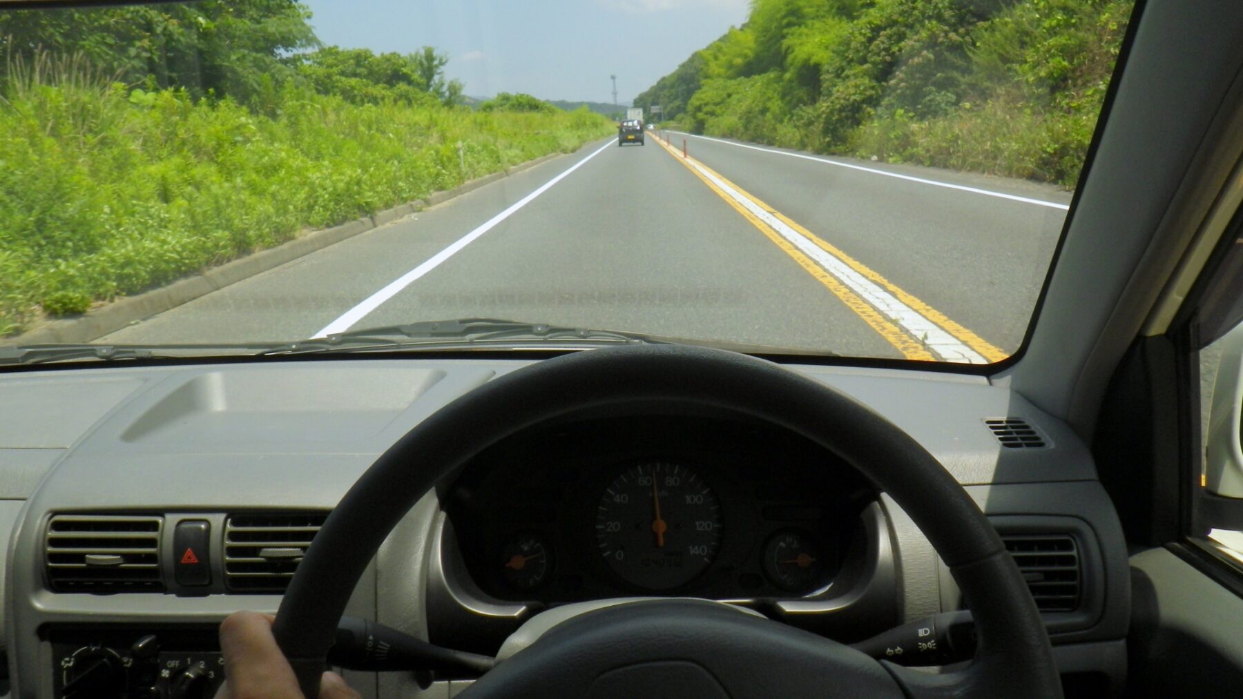 高速道路を走行している運転手の目線