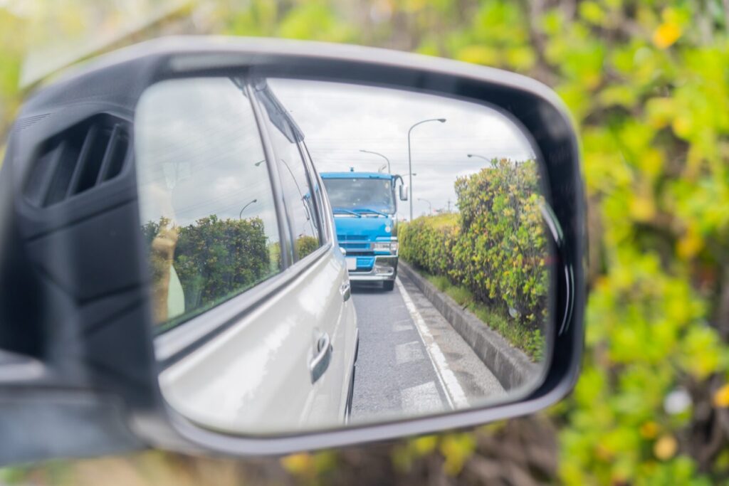ドアミラーに後ろの車が写っている