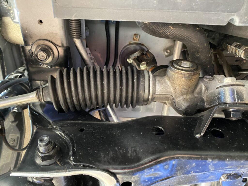 車を下から見たステアリングアームの状態