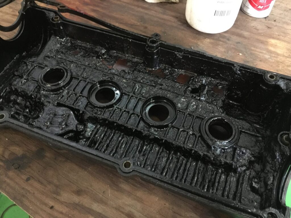 ロッカーアームカバーを開けると、汚れがこびり付いている