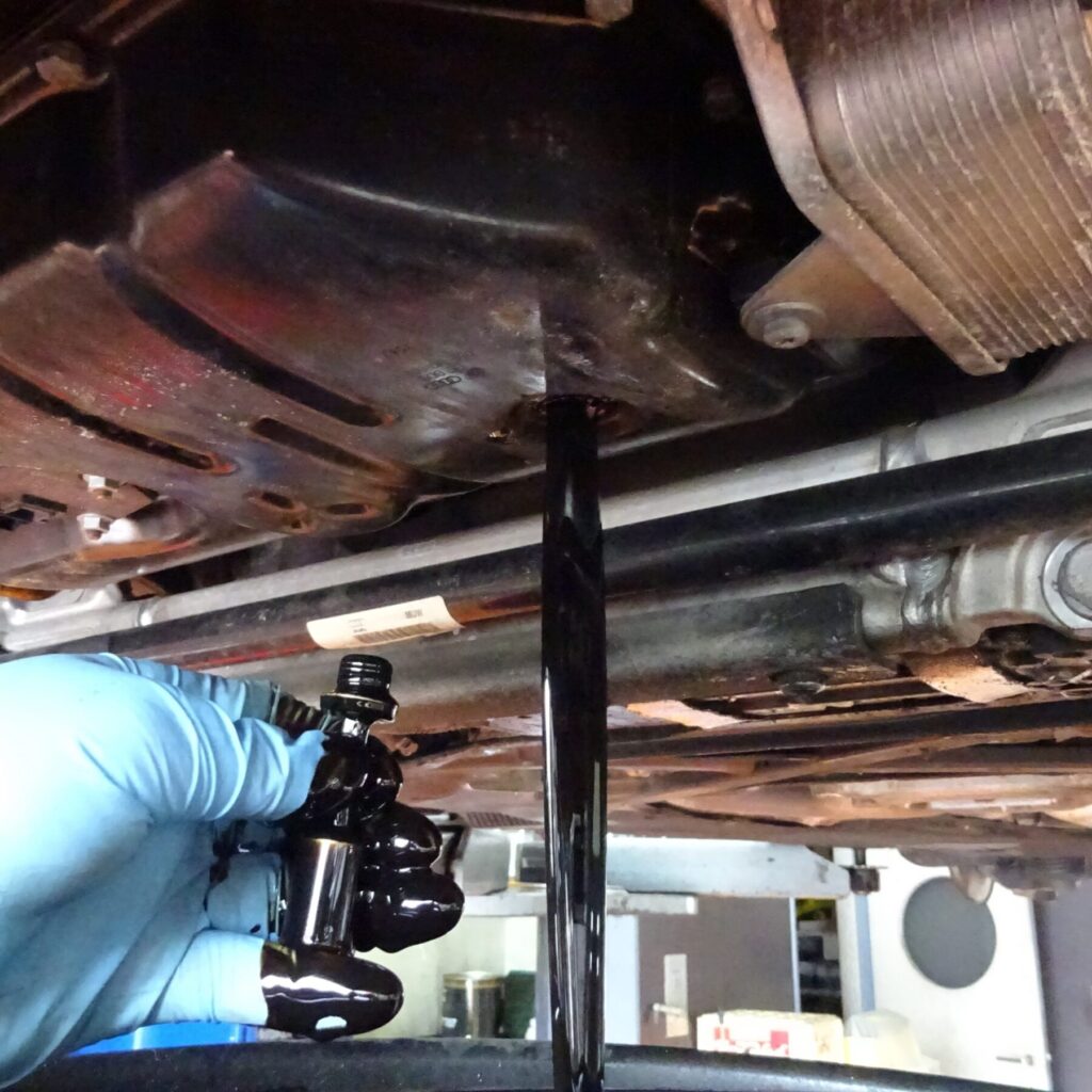 エンジンから硬いオイルが排出されている