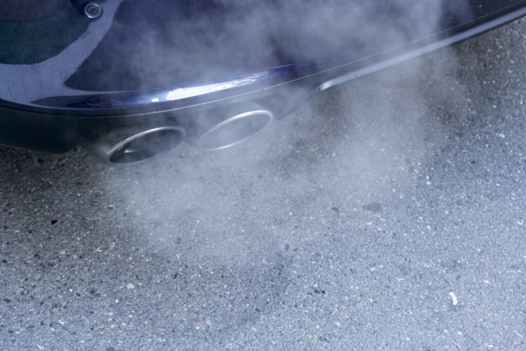 冬に車のマフラーから大量に出る湯気と水