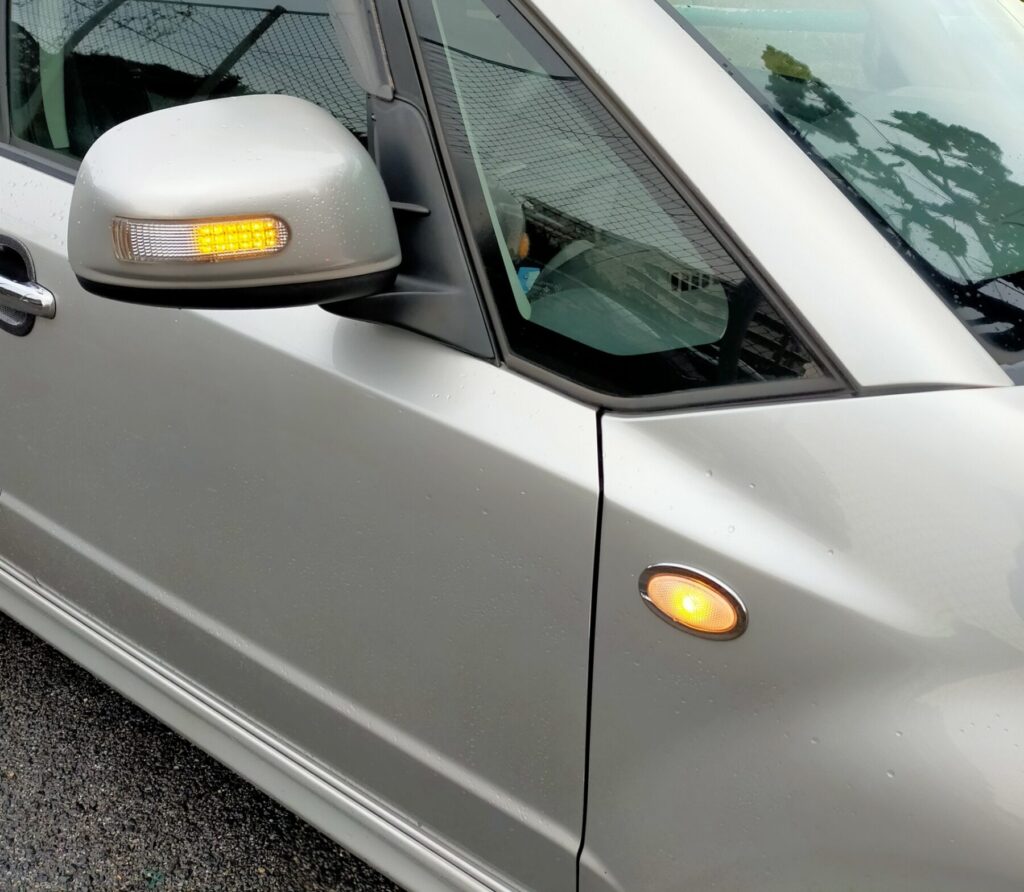 ドアミラーウインカーとウインカーが同時に点滅している