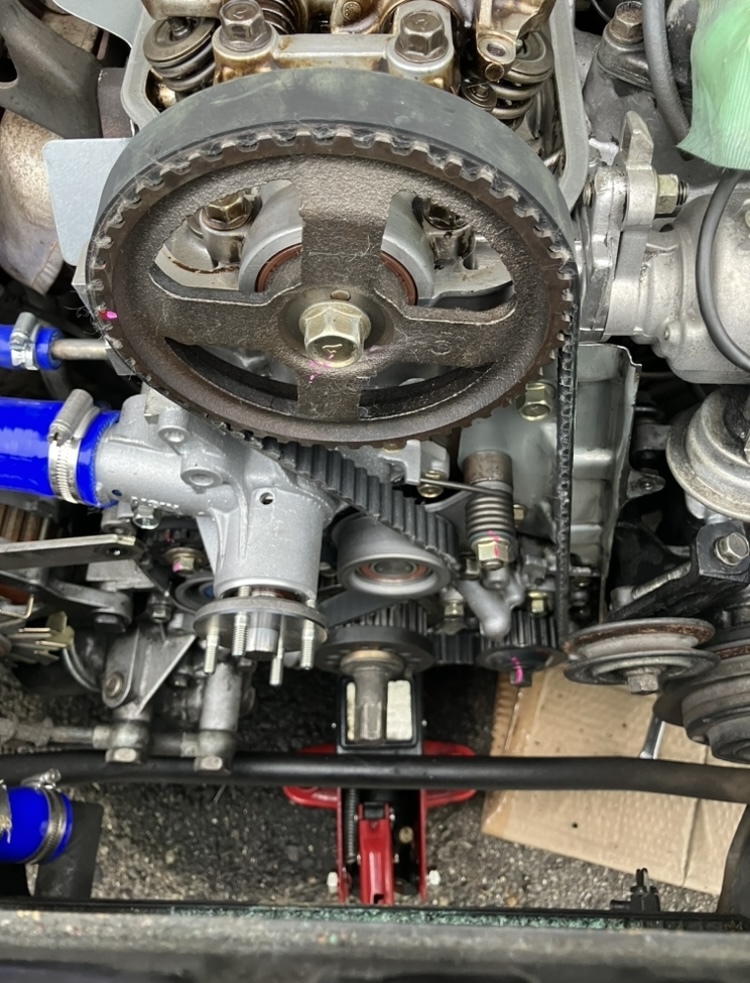 エンジンを分解して見えるタイミングベルトの状態