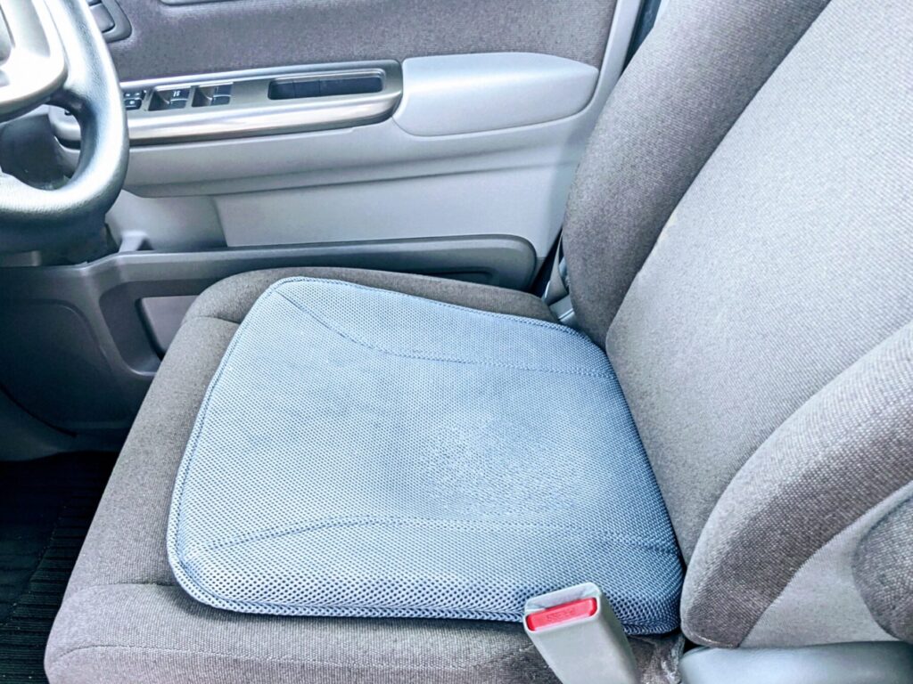 運転席のシートにクッションが敷いてある