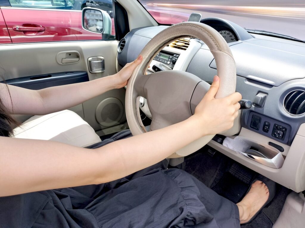 ステアリングを握る女性