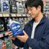 大手カーショップで10W-40の硬いオイルを手に取る男