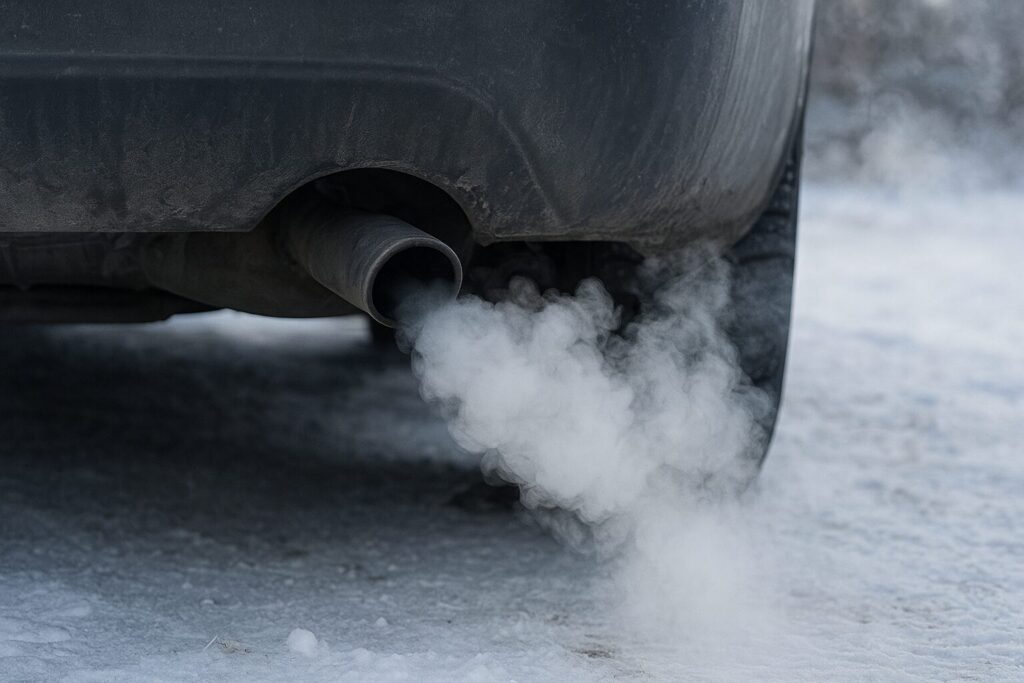 冬に車のマフラーから出る湯気と水