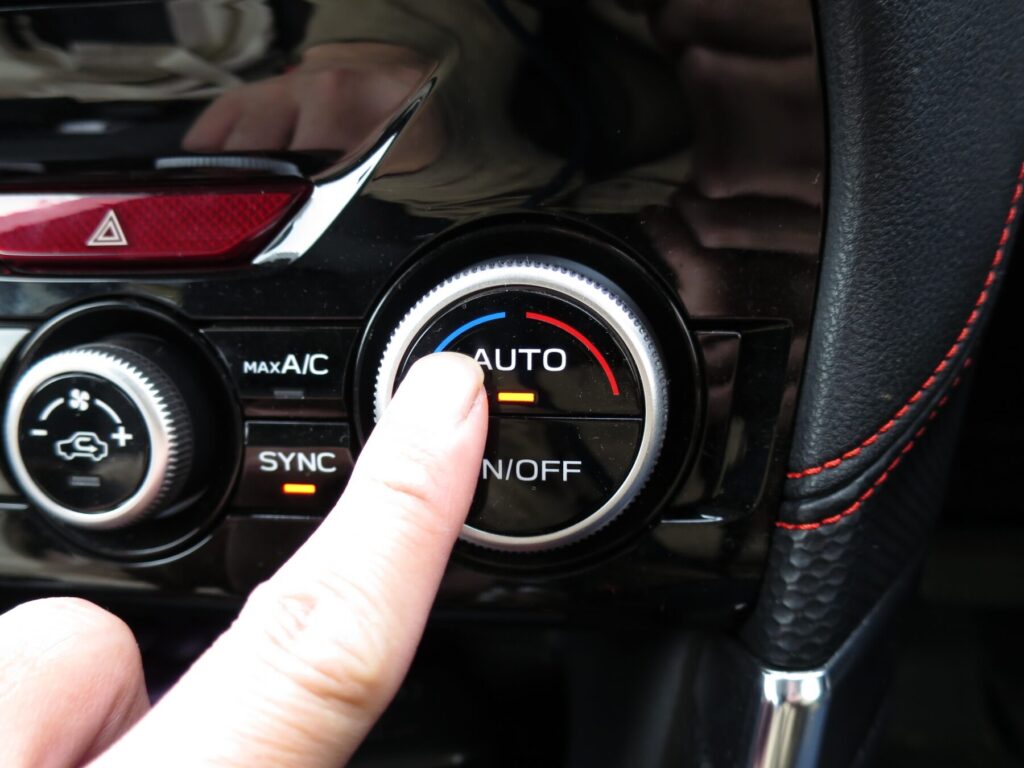 エアコンパネルのAUTOを押す