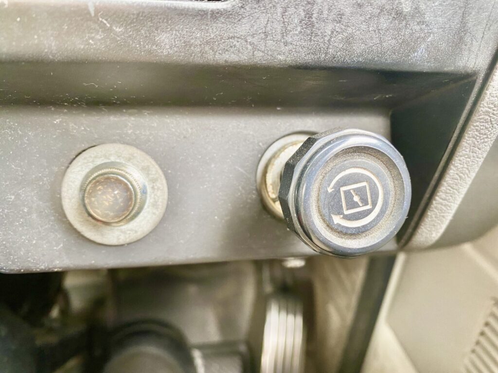 チョークレバーが付いている昔の車