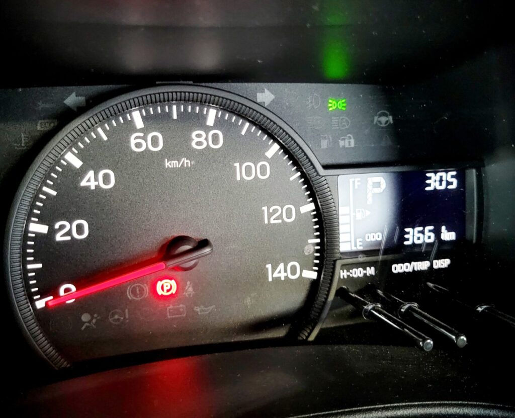 メーター内のパーキングブレーキ灯が赤く点灯している