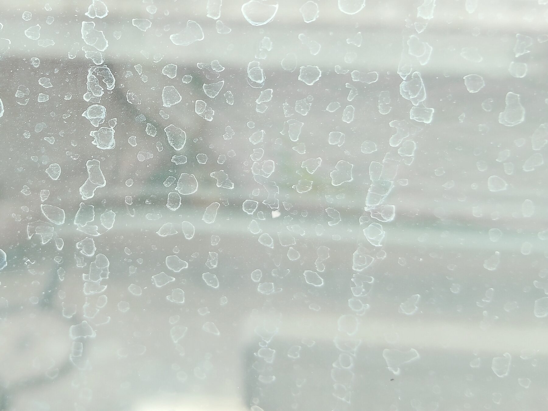 フロントガラスに付いたウロコ汚れ