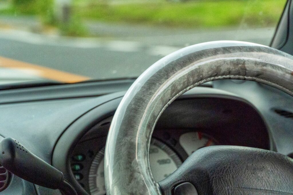 ハンドルカバーをつけた車