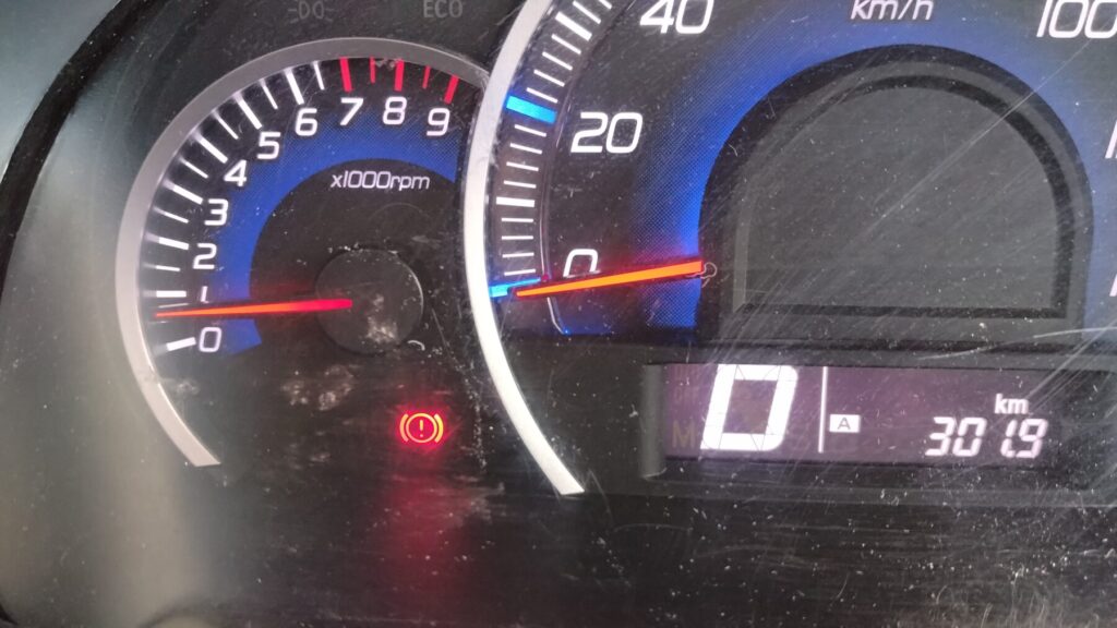 メーター内のサイドブレーキ灯が点灯している
