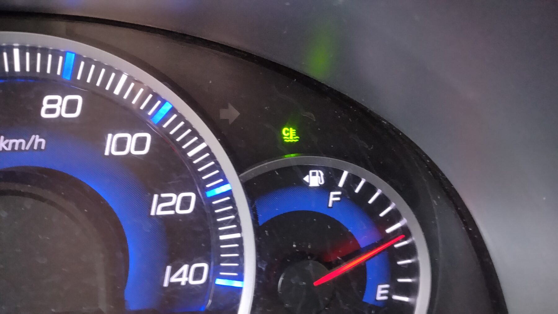 自動車のメーター内の水温計がコールドを表示している