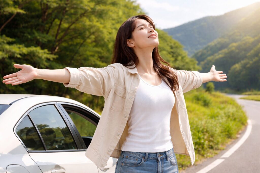 ドライブの途中で車から降りて深呼吸する女