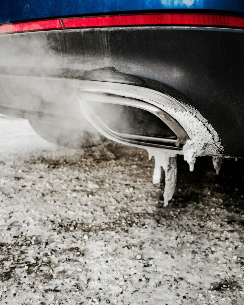 車のマフラーから湯気が出て、それが凍っている