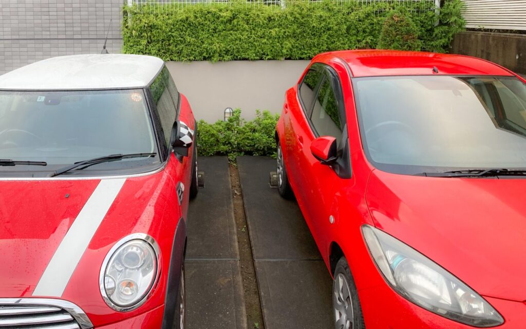 駐車場に止まる2台の赤い車