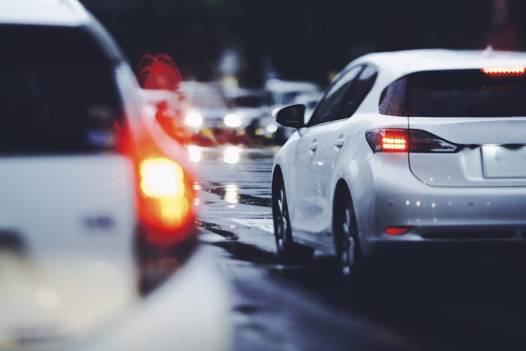 市街地走行している車のブレーキランプが点灯している
