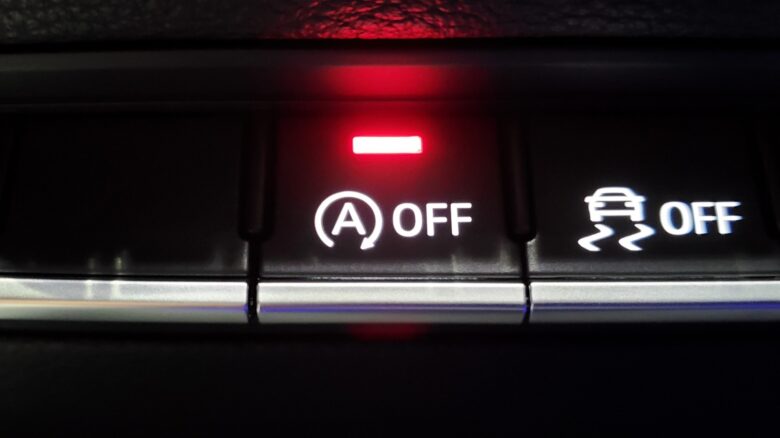 アイドリングストップボタンが点灯している