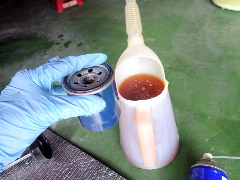 新品のオイルとフィルターを準備する