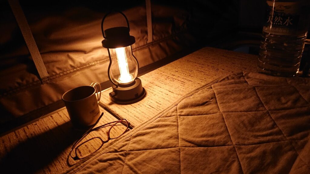 車中泊なの車内でランタンを灯す