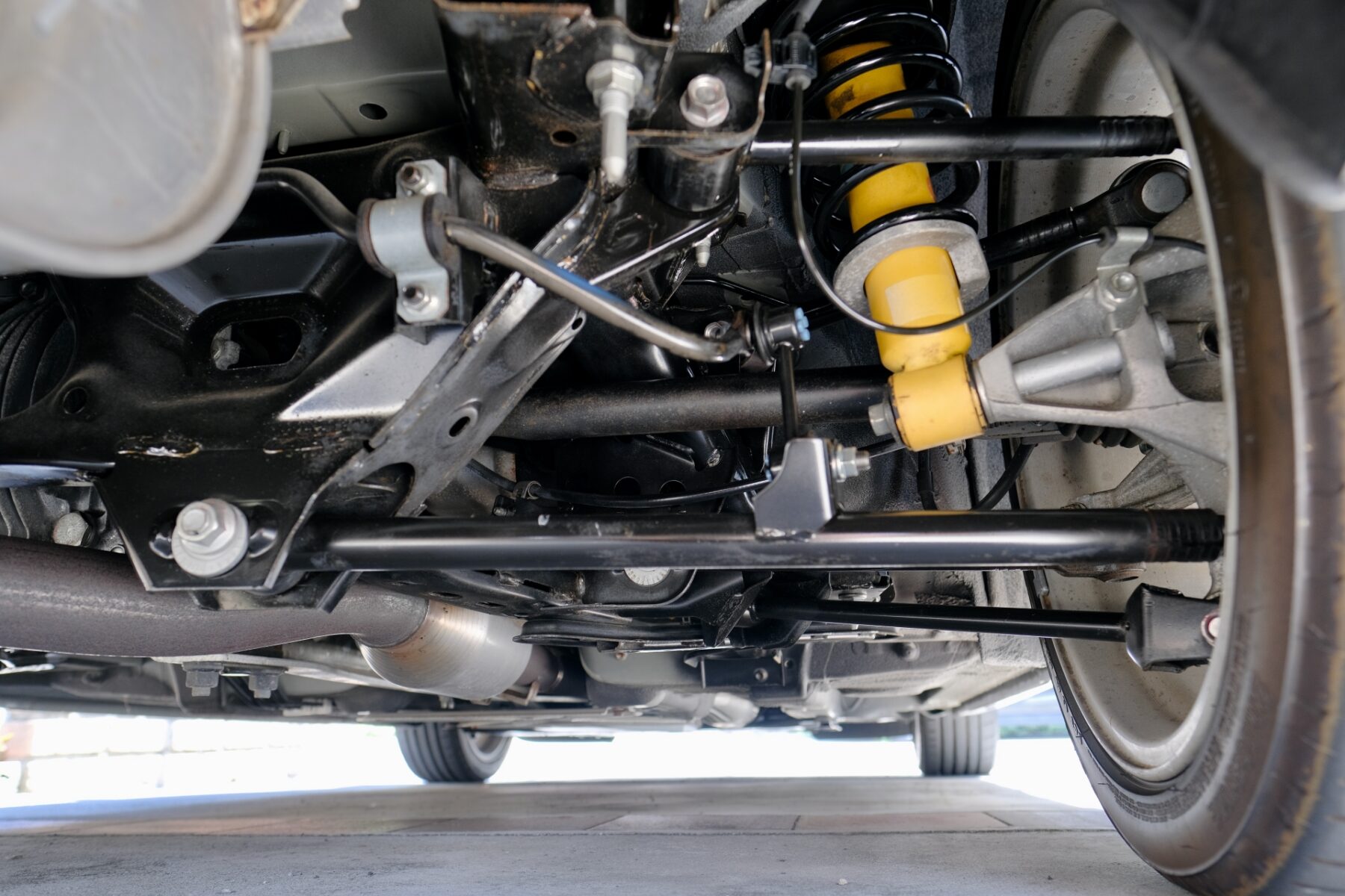 自動車後輪のサスペンション周辺