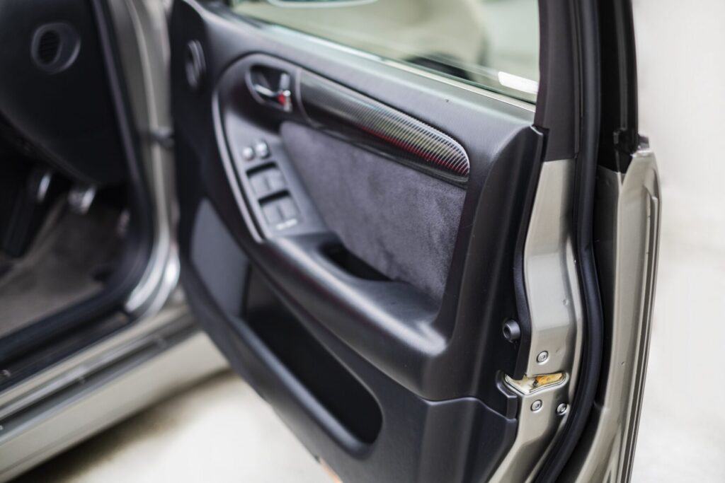 車のドアを開けたドアのようす