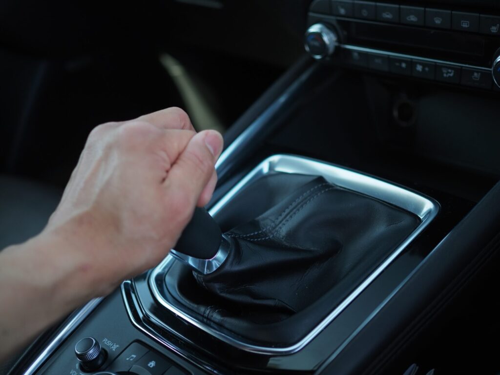 マニュアルミッションレバーを操作する