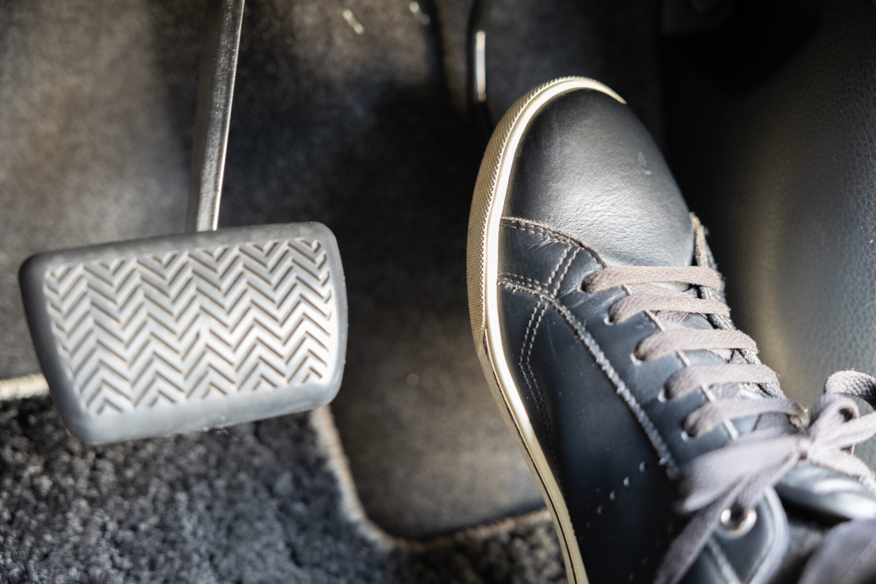 アクセルを踏む足