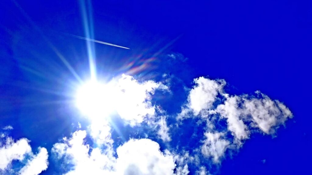 炎天下の真夏の太陽