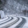 山の中の積雪した道