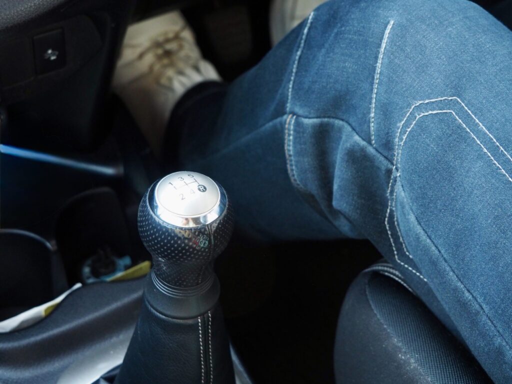 マニュアル車を操作する足元