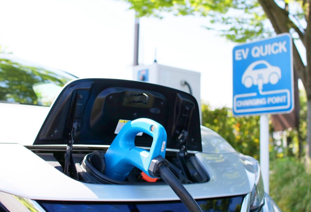 電気自動車に急速充電している