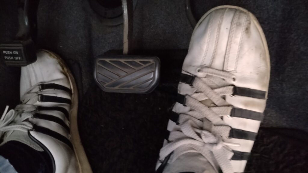 アクセルを踏む足