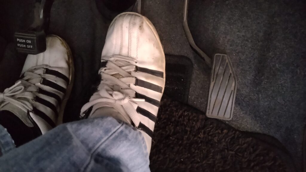 ブレーキを踏む足