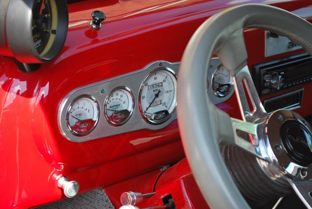 赤で統一された車内デザイン