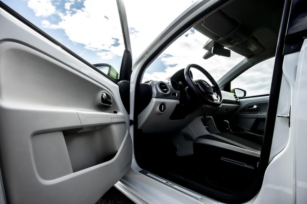 車のドアを開けたところ