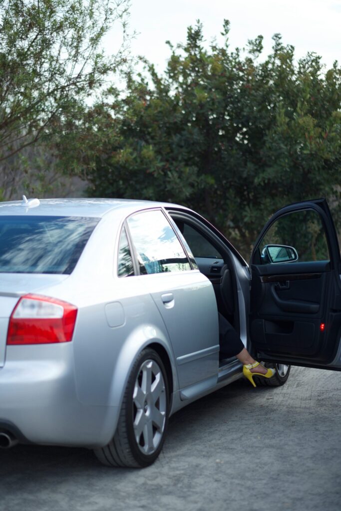 車から降りる女性